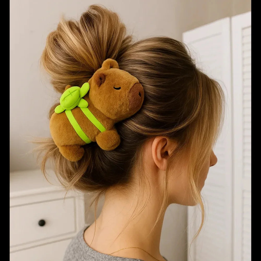 Pulseira de Braço Capivara de Pelúcia com Alça – Mochilinha Fofa e Divertida