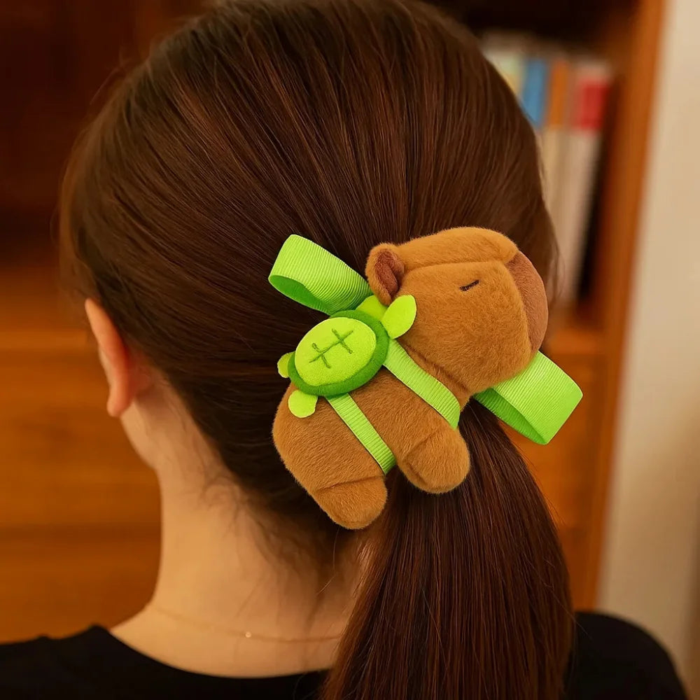 Pulseira de Braço Capivara de Pelúcia com Alça – Mochilinha Fofa e Divertida