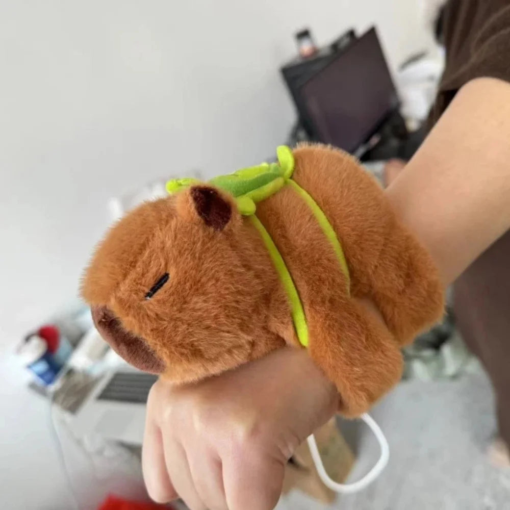Pulseira de Braço Capivara de Pelúcia com Alça – Mochilinha Fofa e Divertida