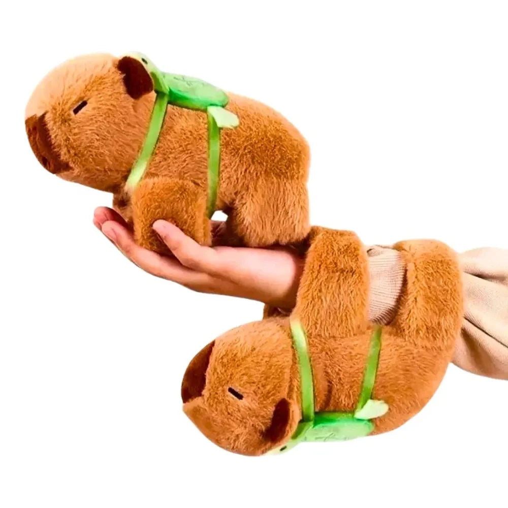 Pulseira de Braço Capivara de Pelúcia com Alça – Mochilinha Fofa e Divertida
